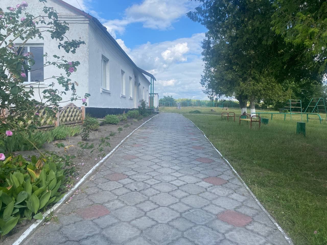 Подвір'я та доріжка садочка «Веселка»
